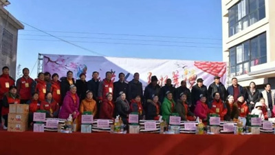 鄉(xiāng)得旺食品為貧困戶送去愛(ài)心物品祝賀他們終于圓了十幾年的新居夢(mèng)